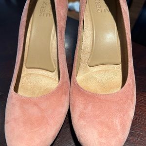 Woman’s Naturalizer, pink suede pump size 9